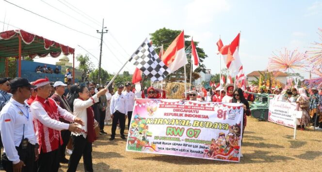 
					Wali Kota Semarang, Agustina Wilujeng Pramestuti, saat menghadiri karnaval budaya di Gunungpati, Minggu (30/8/2026).