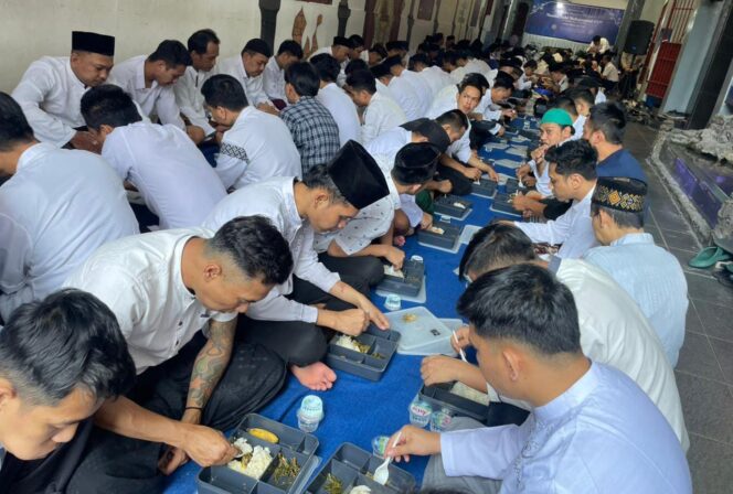 
					Hangatnya Kebersamaan di Rutan Salatiga, Petugas dan Warga Binaan Santap Hidangan Bersama