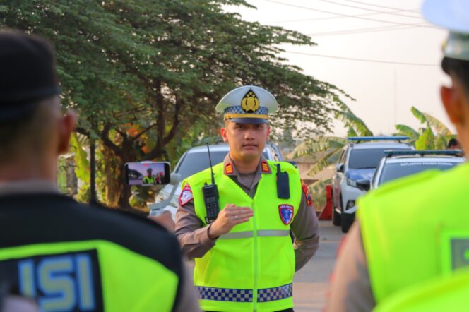 
					Truk Parkir Sembarangan di Pantura Sumberejo Kendal Ganggu Pengendara, Tujuh Ditilang