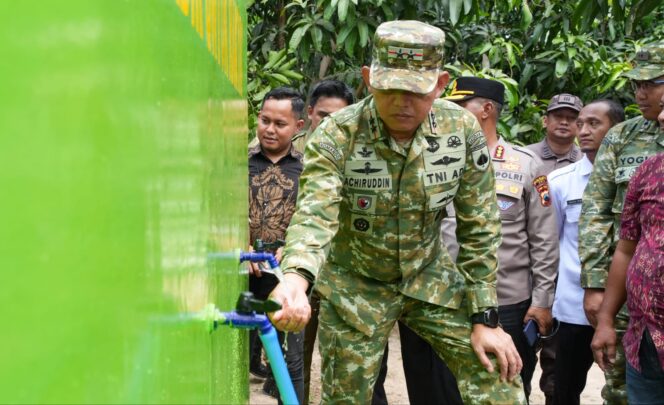 
					Pangdam Diponegoro Cek Jembatan Merah Putih di Pati, Resmikan Sumur Bor untuk Warga