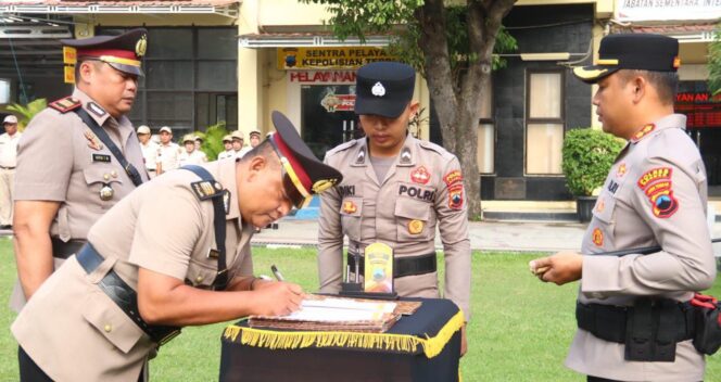 
					Polres Brebes Gelar Sertijab Sejumlah PJU dan Kapolsek, Kapolres Tekankan Pengabdian dan Profesionalisme