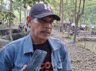 Heru Gentho, Ketua Komunitas Rawa Pening bidang seni budaya saat memberikan keterangan wartawan di Basecamp Kendalisodo. (Kabarjateng.id / Foto: Mualim)