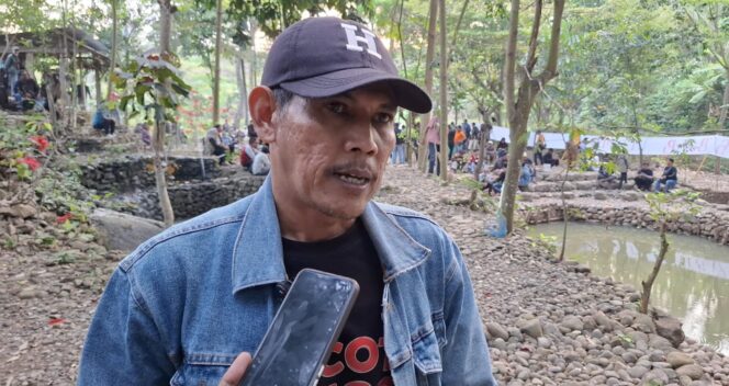 
					Heru Gentho, Ketua Komunitas Rawa Pening bidang seni budaya saat memberikan keterangan wartawan di Basecamp Kendalisodo. (Kabarjateng.id / Foto: Mualim)