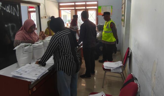 
					1.154 Warga Musuk Boyolali Terima Bantuan Beras, Penyaluran Dikawal Polisi