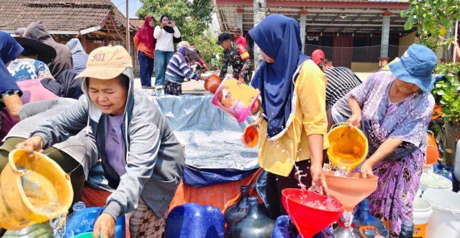 
					Krisis Air Bersih Melanda Bojong Boyolali, Kodim 0724 Salurkan Bantuan untuk Warga
