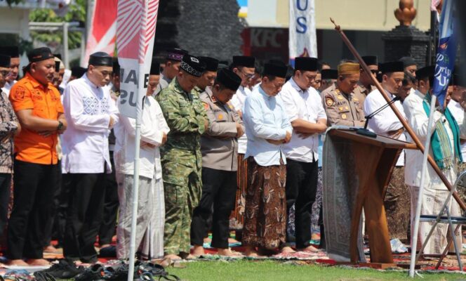 
					Kapolres Kudus Ikut Shalat Istisqa Bersama Ratusan Warga, Doakan Hujan Segera Turun
