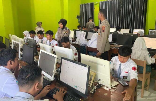 
					Polres Demak Ajarkan Pelajar Cerdas Gunakan AI dan Waspadai Hoaks