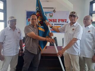 Setiawan Hendra Kelana menyerahkan pataka PWI kepada ketua terpilih Rony Yuwono dalam acara Konferkab PWI Kabupaten Semarang. (Kabarjateng.id / Foto: Mualim)