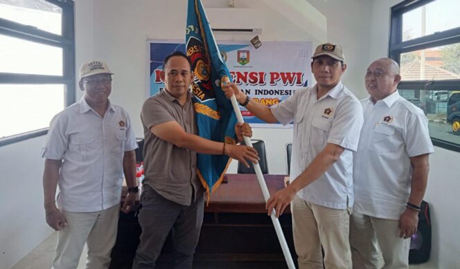 
					Setiawan Hendra Kelana menyerahkan pataka PWI kepada ketua terpilih Rony Yuwono dalam acara Konferkab PWI Kabupaten Semarang. (Kabarjateng.id / Foto: Mualim)