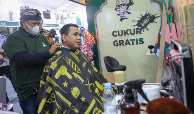 
					Tinjau Bazar MTQ, Gus Yasin Mendadak Jadi Pelanggan Cukur Gratis