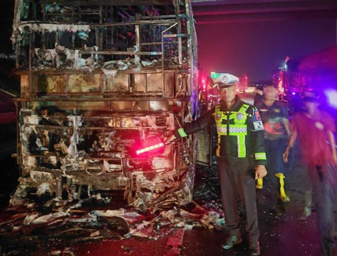 
					Bus PO Tunas Muda Terbakar Hebat di Tol Batang-Semarang, 15 Penumpang Dievakuasi