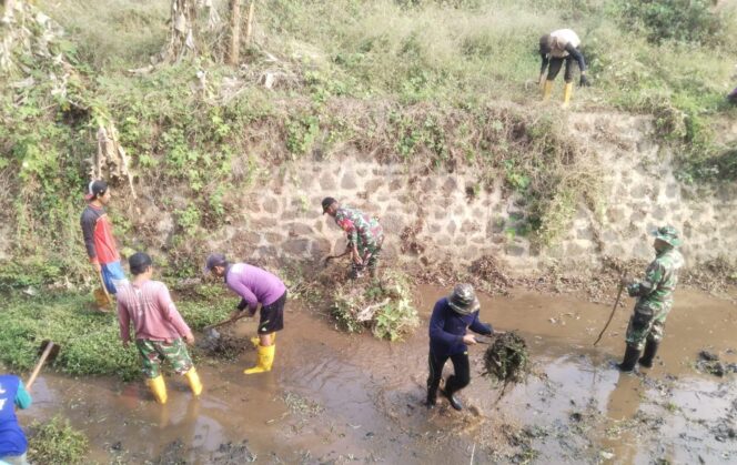 
					Babinsa dan Forkopimcam Ajak Warga Karanggeneng Peduli Kebersihan dan Kesehatan