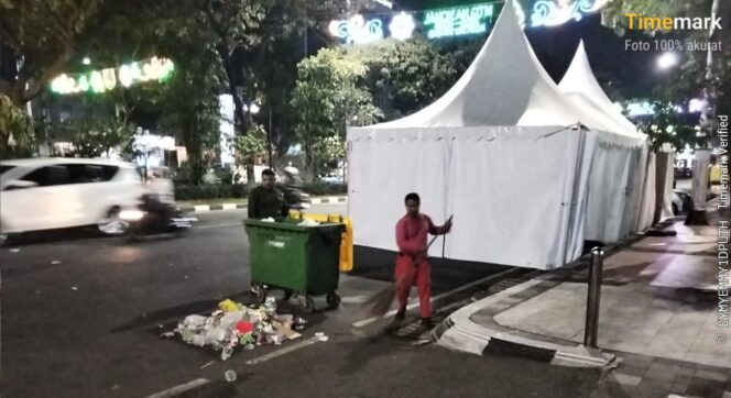 
					Usai Ribuan Orang Bubarkan Diri, Petugas Langsung Sapu Bersih Kawasan MTQ Semarang