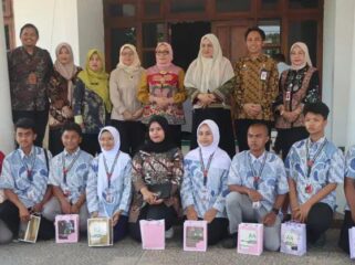 Foto bersama Menteri PPA dengan Forum Anak Kabupaten Semarang. (Foto: Diskominfo Kab Semarang)