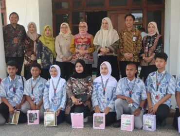 Foto bersama Menteri PPA dengan Forum Anak Kabupaten Semarang. (Foto: Diskominfo Kab Semarang)