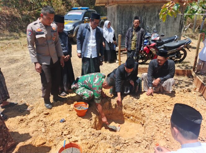 
					Babinsa Tirtomoyo Hadiri Peletakan Batu Pertama Mushola KH Hamid Dimyathi