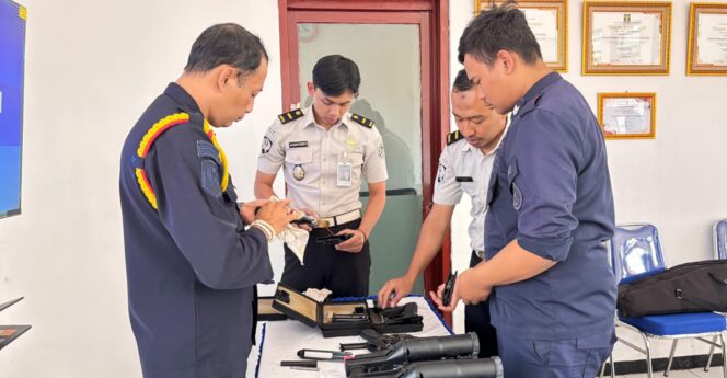 
					Rutan Salatiga Perkuat Kesiapsiagaan, Seluruh Senjata Api Jalani Pemeriksaan