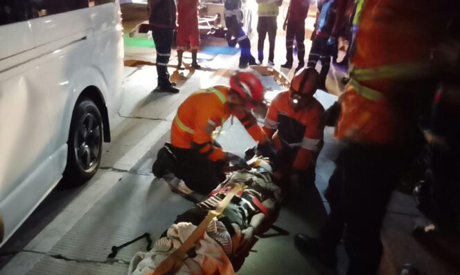 
					Hiace Tabrak Truk di Tol Pemalang, Dua Penumpang Terjepit