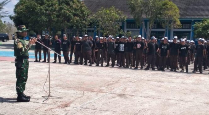 
					TNI Gembleng Ratusan Siswa SMKN 1 Giritontro dengan Pendidikan Karakter