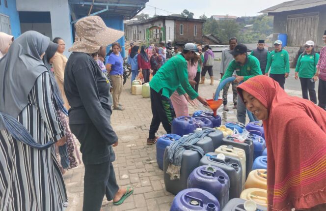 
					Kekeringan Dua Bulan, KUA Sumowono Kirim 10 Ribu Liter Air Bersih ke Warga Ngoho