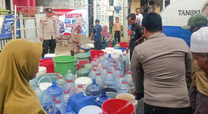 
					Peduli Sesama, Polres Brebes Salurkan 10.000 Liter Air Bersih untuk Warga Bantarkawung