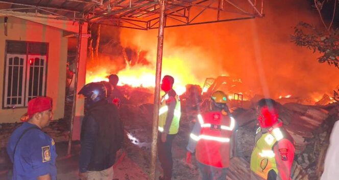 
					Gudang Rongsok dan Rumah di Banjarharjo Brebes Terbakar, Kerugian Capai Ratusan Juta Rupiah