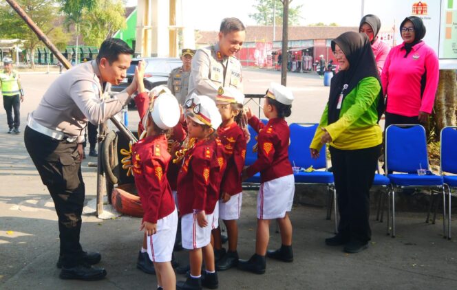 
					Police Art Semarakkan HUT Polantas Bhayangkara ke-71 di Alun-Alun Bung Karno Ungaran