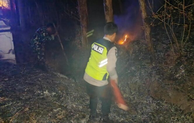 
					Kebakaran Lahan Jati di Penujah, Polsek Kedungbanteng Bersama TNI dan Warga Bergerak Padamkan Api