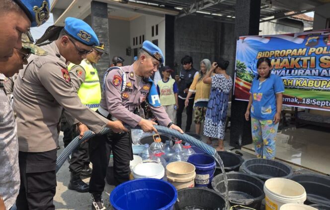 
					Kekeringan Melanda, Bidpropam Polda Jateng Kirim 51 Ribu Liter Air Bersih ke Demak