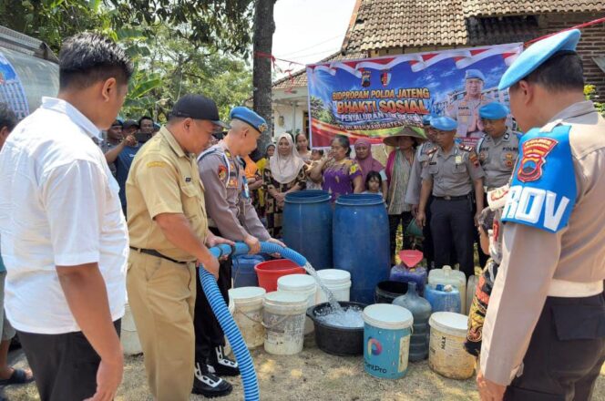
					Propam Polda Jateng Salurkan 24 Ribu Liter Air Bersih untuk Warga Jatirunggo Pringapus 