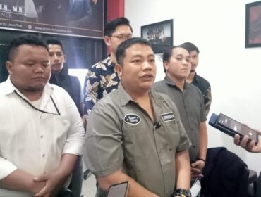 Bangkit Mahanantiyo (tengah) saat memberikan keterangan pers di kantornya, Jalan Jagalan, Kota Semarang, Senin 21 September 2026