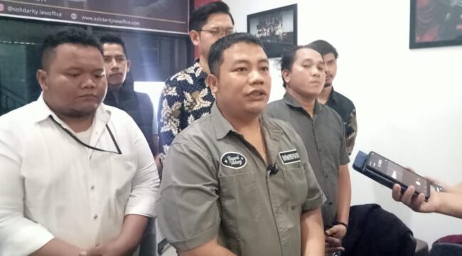 Bangkit Mahanantiyo (tengah) saat memberikan keterangan pers di kantornya, Jalan Jagalan, Kota Semarang, Senin 21 September 2026