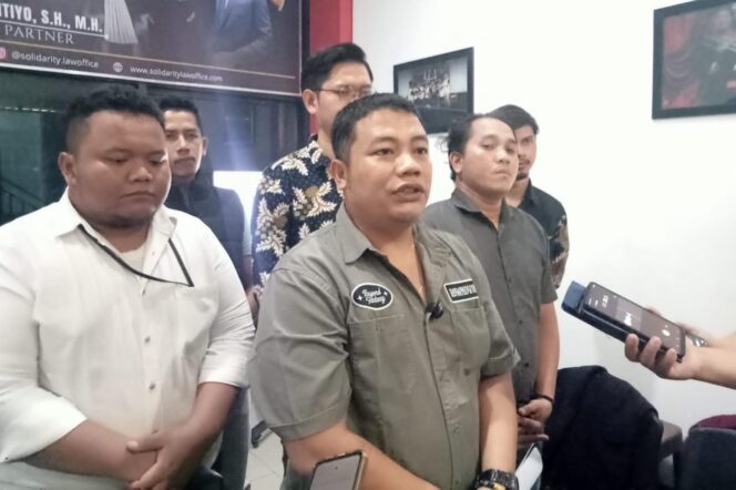 
					Bangkit Mahanantiyo (tengah) saat memberikan keterangan pers di kantornya, Jalan Jagalan, Kota Semarang, Senin 21 September 2026