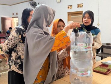 Ibu-Ibu PKK Desa Belikurip mempraktikkan langsung pembuatan sistem akuaponik dari galon bekas. (Dok. KKN UNS 260 Desa Belikurip)
