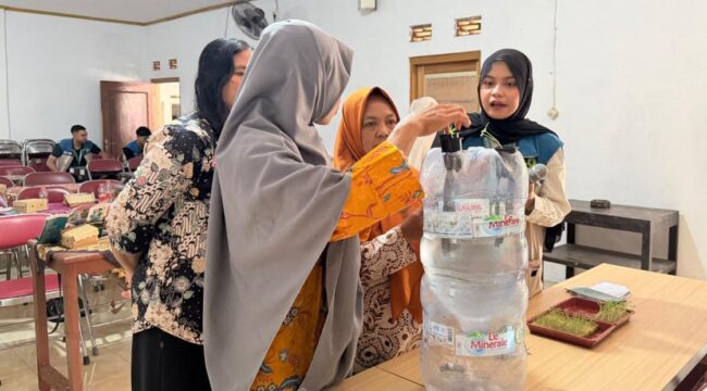 Ibu-Ibu PKK Desa Belikurip mempraktikkan langsung pembuatan sistem akuaponik dari galon bekas. (Dok. KKN UNS 260 Desa Belikurip)