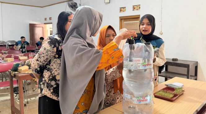 
					Ibu-Ibu PKK Desa Belikurip mempraktikkan langsung pembuatan sistem akuaponik dari galon bekas. (Dok. KKN UNS 260 Desa Belikurip)