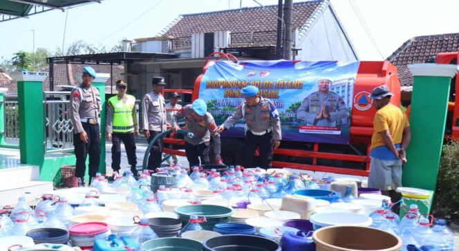 
					Peringati HUT ke-24 Propam Polri, Polisi Salurkan Air Bersih ke Warga Randuacir Salatiga