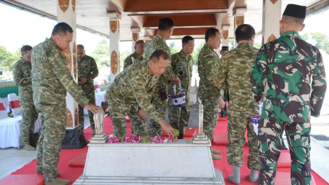 
					Pangdam IV/Diponegoro Dampingi Panglima TNI Ziarah ke Makam Jenderal Sudirman