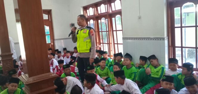 
					Polisi Edukasi 299 Siswa MI Miftahul Ulum Boyolali, Tekankan Bahaya Bullying dan Bijak Bermedia Sosial