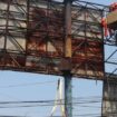 Petugas sedang melakukan pembongkaran baliho di pertigaan Bawen. (Foto: Diskominfo Kab Semarang)