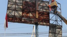 Petugas sedang melakukan pembongkaran baliho di pertigaan Bawen. (Foto: Diskominfo Kab Semarang)