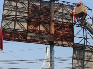 Petugas sedang melakukan pembongkaran baliho di pertigaan Bawen. (Foto: Diskominfo Kab Semarang)