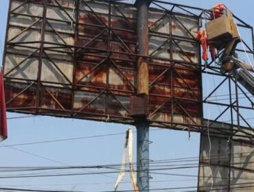 Petugas sedang melakukan pembongkaran baliho di pertigaan Bawen. (Foto: Diskominfo Kab Semarang)