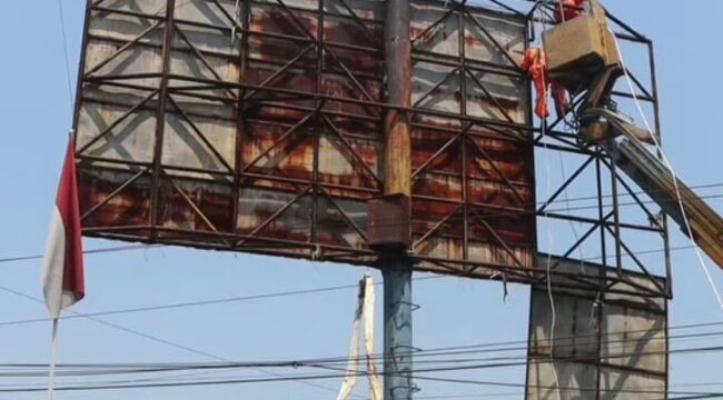 Petugas sedang melakukan pembongkaran baliho di pertigaan Bawen. (Foto: Diskominfo Kab Semarang)