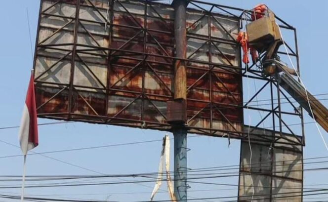 
					Petugas sedang melakukan pembongkaran baliho di pertigaan Bawen. (Foto: Diskominfo Kab Semarang)