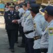 Bupati Semarang, H. Ngesti Nugraha menyalami pegawai Dishub saat upacara Harhubnas, Rabu (23/9/2026). Foto: Diskominfo Kab Semarang 