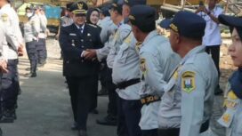 Bupati Semarang, H. Ngesti Nugraha menyalami pegawai Dishub saat upacara Harhubnas, Rabu (23/9/2026). Foto: Diskominfo Kab Semarang 