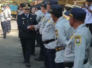 Bupati Semarang, H. Ngesti Nugraha menyalami pegawai Dishub saat upacara Harhubnas, Rabu (23/9/2026). Foto: Diskominfo Kab Semarang 