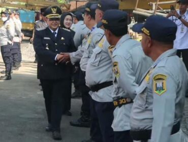 Bupati Semarang, H. Ngesti Nugraha menyalami pegawai Dishub saat upacara Harhubnas, Rabu (23/9/2026). Foto: Diskominfo Kab Semarang 
