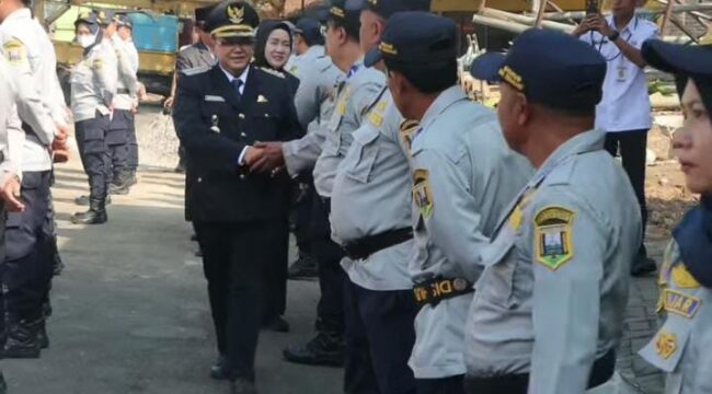 Bupati Semarang, H. Ngesti Nugraha menyalami pegawai Dishub saat upacara Harhubnas, Rabu (23/9/2026). Foto: Diskominfo Kab Semarang 